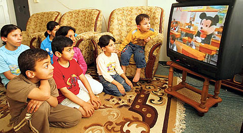 çocuklar 5 saat tv izliyor